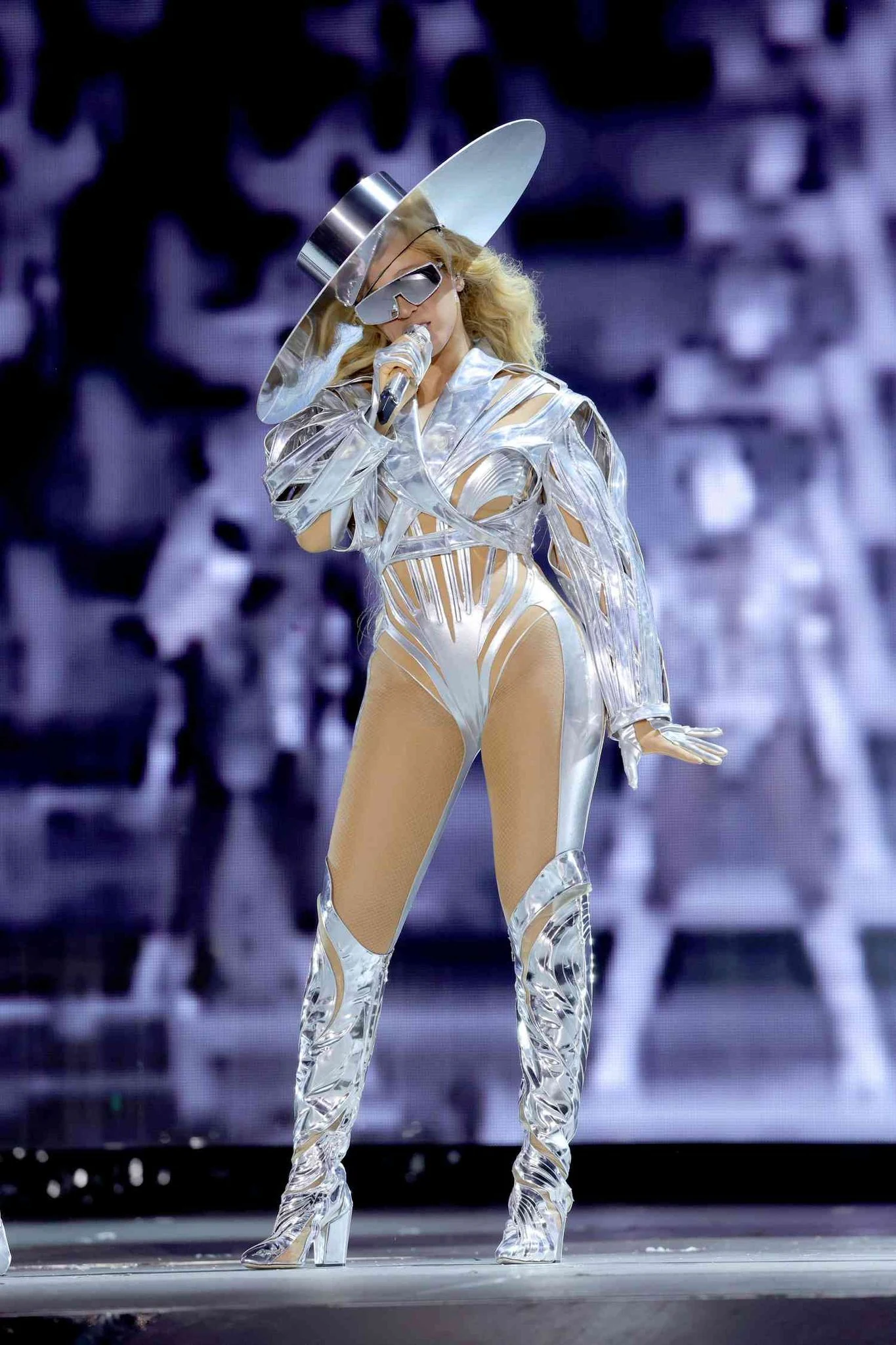Met-alphabet: Inspiration: silver hat and boots